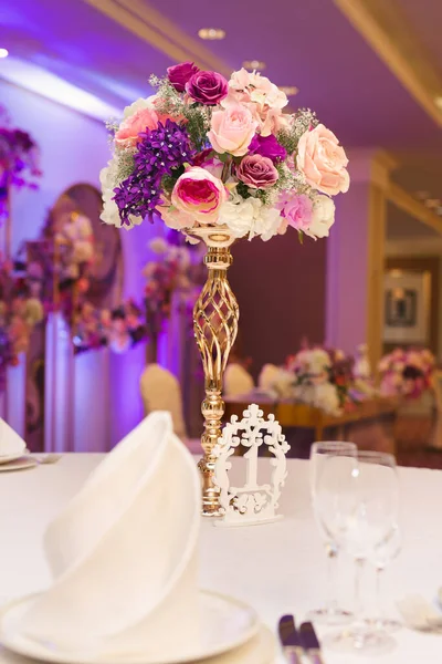 Schöne Tischdekoration mit Gold, Blumen und Perlen — Stockfoto