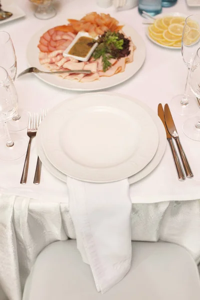 Vacker inramning av bröllopsbordet i restaurangen — Stockfoto