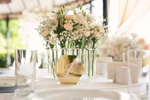 Número de mesa de invitados. Mesa de bodas en el restaurante — Foto de Stock