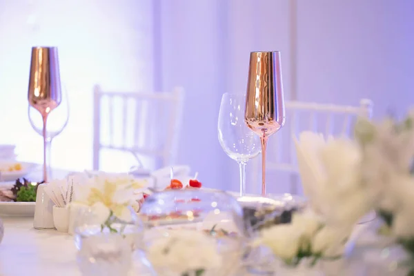 Mesa en una recepción de boda de lujo. Hermosas flores en la mesa. Sirve platos, vasos de vidrio. — Foto de Stock