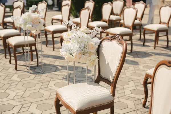 Hermoso arreglo floral de boda de asientos a lo largo del pasillo. — Foto de Stock