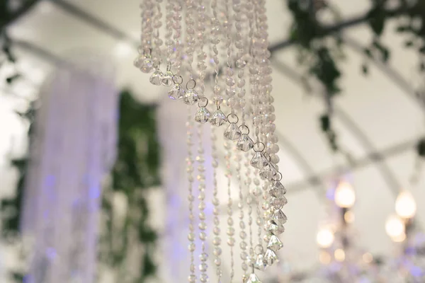 Schöne luxuriöse romantische Dekoration für eine Hochzeitsfeier. Der Bogen ist mit drapiertem Stoff und einem Kristallluster verziert — Stockfoto