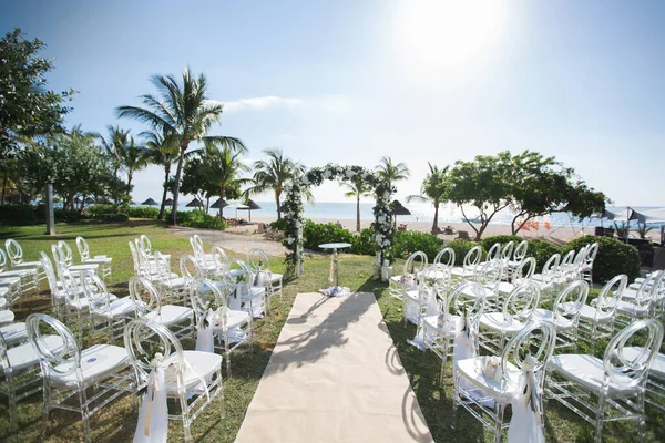 Romantische huwelijksceremonie op het strand. Prachtige boog op de oceaan — Stockfoto