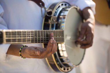 Adadaki bir düğün töreninde gitar çalan bir müzisyen..