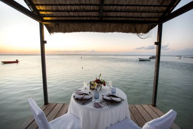 Gün batımında sahilde romantik bir akşam yemeği ayar.