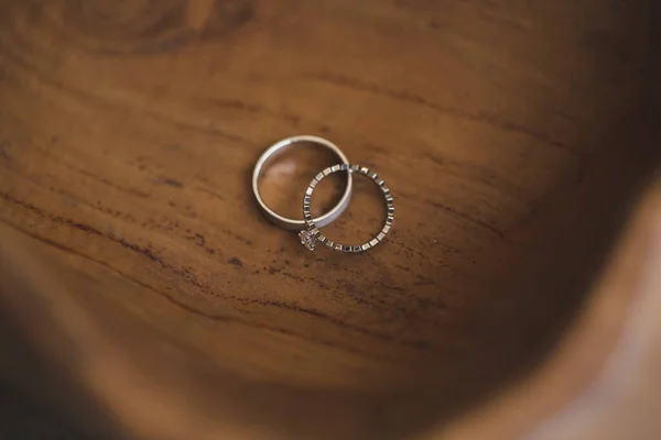 Anillos de boda en un primer plano de textura de madera — Foto de Stock