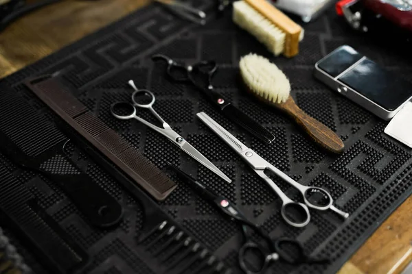 Herramientas de peluquería para un hombre de cerca en una boda. Peluquería —  Fotos de Stock