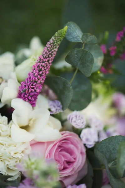 Jemné svatební kytice nevěsty close-up — Stock fotografie