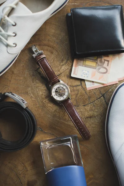 Accesorios para hombres en una mesa de madera — Foto de Stock