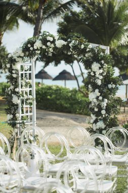 Okyanus kıyısındaki sahilde romantik bir düğün.