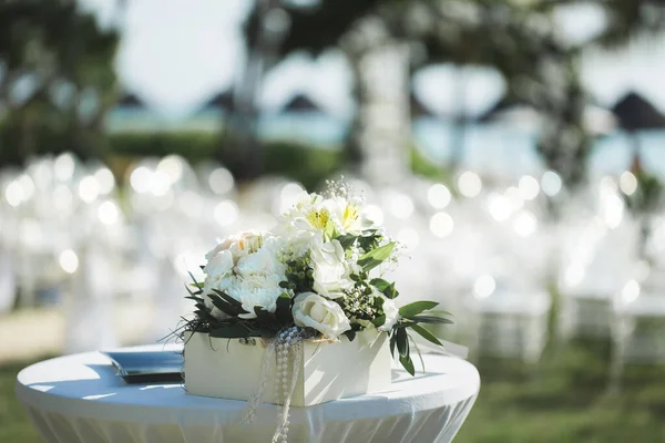 Een samenstelling van verse bloemen op tafel voor de trouwregistratie — Stockfoto