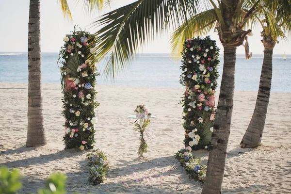 Bröllopsbåge på stranden på bakgrunden av havet — Stockfoto