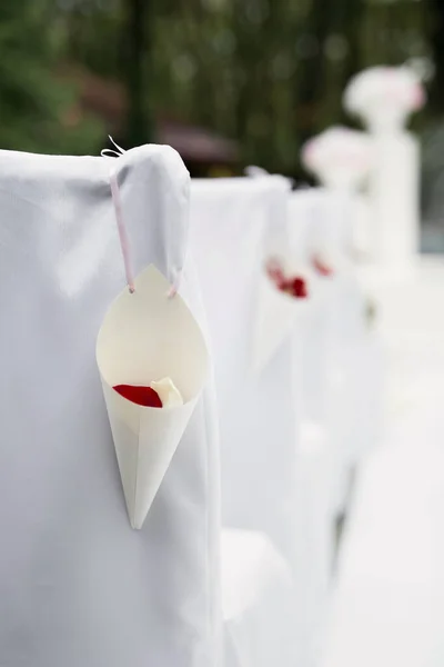 Petali di rosa ad una cerimonia di nozze fuori sede — Foto Stock