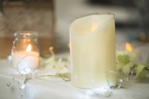 Kerzen auf dem Hochzeitstisch. Zartes Dekor — Stockfoto