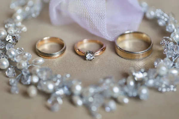 Gold wedding rings and necklace. Wedding accessories — Stock Photo, Image