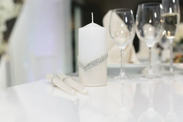 Velas de boda para el hogar familiar en la mesa festiva — Foto de Stock