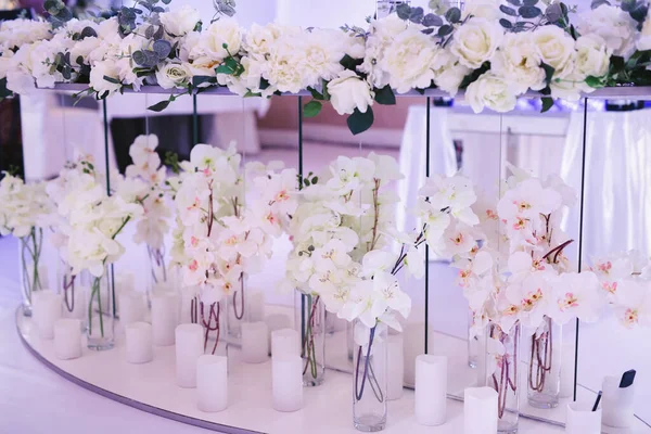 Hermosa decoración de la boda: flores de orquídea y velas — Foto de Stock
