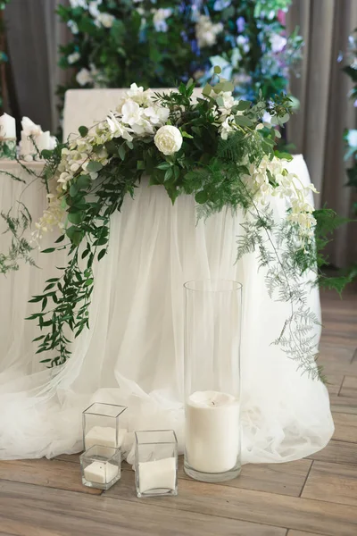 Hermosa decoración de mesa de boda de la novia y el novio: flores y velas —  Fotos de Stock