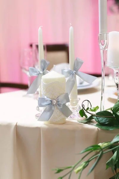 Bruiloft kaarsen voor de familie haard op de feestelijke tafel — Stockfoto