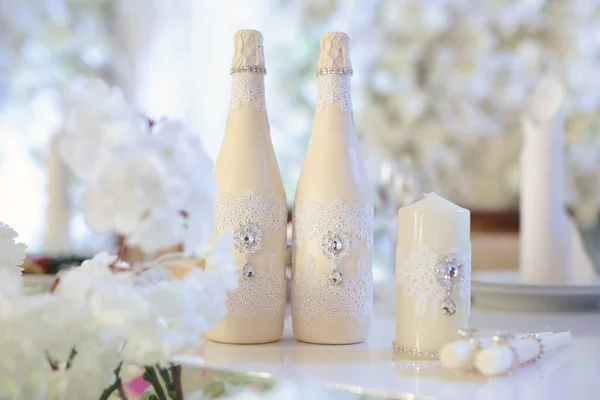 Bruiloft kaarsen voor de familie haard op de feestelijke tafel — Stockfoto