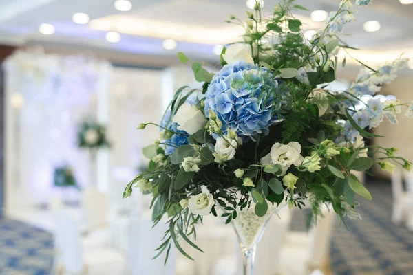 Tischdecken bei einer luxuriösen Hochzeitsfeier. Schöne Blumen auf dem Tisch — Stockfoto