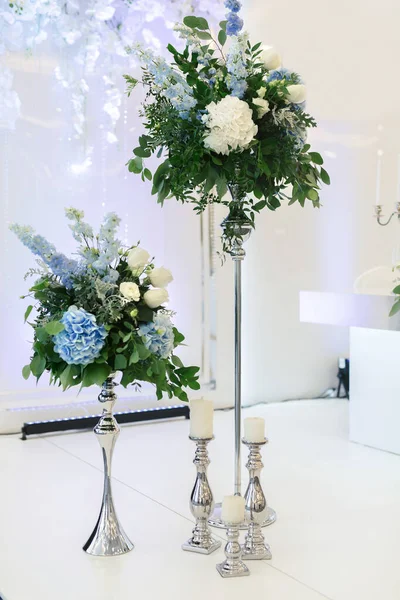 Tischdecken bei einer luxuriösen Hochzeitsfeier. Schöne Blumen auf dem Tisch — Stockfoto