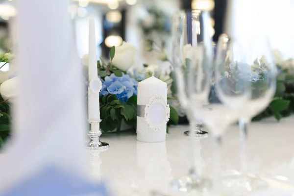 Decoración de la boda en el banquete. Flores y velas con las iniciales de los novios — Foto de Stock