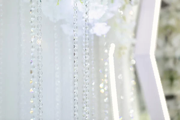 Детали свадебной церемонии из свежих цветов, блестящих бусин. Нежный и красивый свадебный декор для молодоженов — стоковое фото