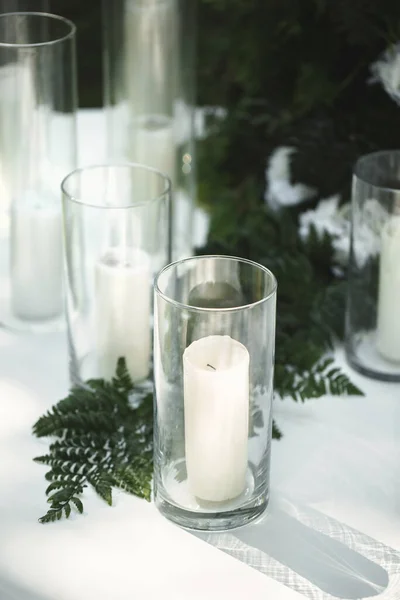 Wedding decor: delicate flowers and burning candles — Stock Photo, Image