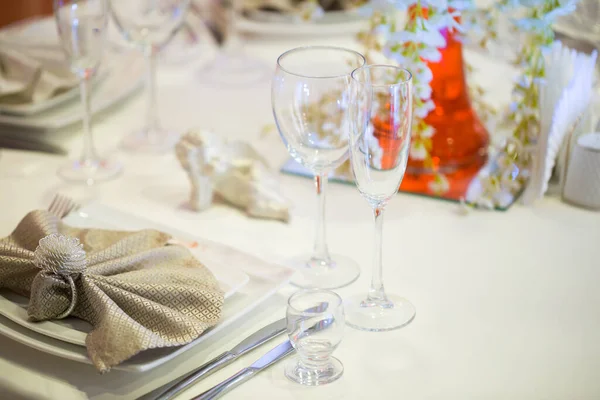 Beautifully served wedding table in the restaurant — Stock Photo, Image