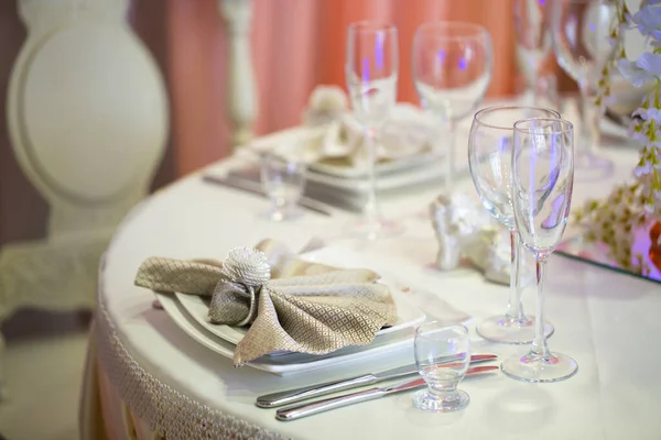 Maravilhosamente servido mesa de casamento no restaurante — Fotografia de Stock