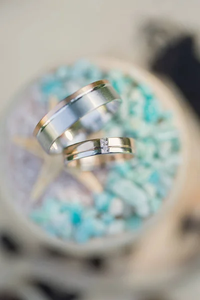Anneaux de mariage dans une boîte à bijoux décorative — Photo