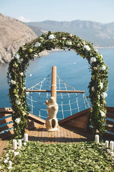 Lyxig bröllopsceremoni på ett fartyg med utsikt över havet och bergen — Stockfoto