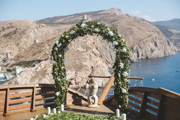 Lyxig bröllopsceremoni på ett fartyg med utsikt över havet och bergen — Stockfoto