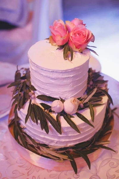 Tarta de boda delicada blanca con flores frescas — Foto de Stock