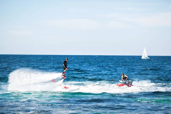 Um cavaleiro em um sobrevoo no oceano faz acrobacias difíceis. — Fotografia de Stock