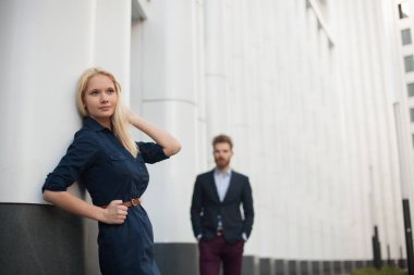 Genç ve güzel kız, genç erkeğini bekliyor.