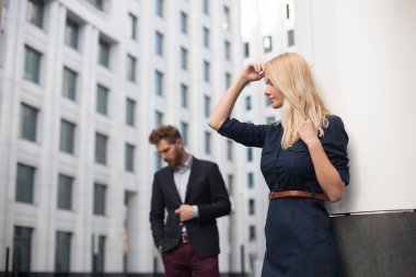 Kadın ve erkek arasındaki anlaşmazlık. Kızgın erkek arkadaş ve üzgün kız arkadaş. Tartışma sonrası endişeli çift.