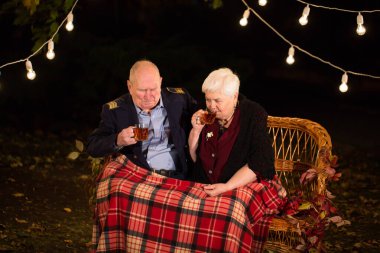 Büyükbabam ve büyükannem parkta çay içerler.