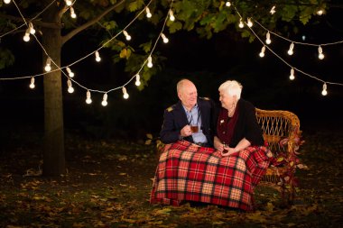 Büyükbabam ve büyükannem parkta çay içerler.