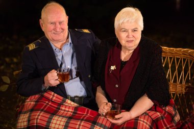 Büyükbabam ve büyükannem parkta çay içerler.