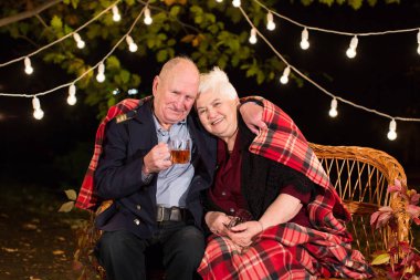 Büyükbabam ve büyükannem parkta çay içerler.