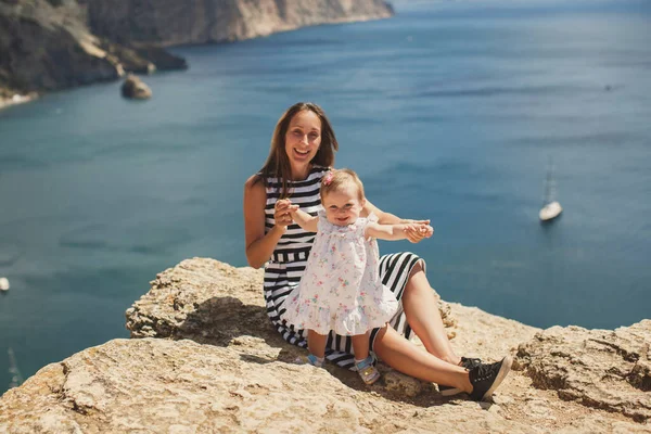 Mooie moeder en dochter op de berg. — Stockfoto