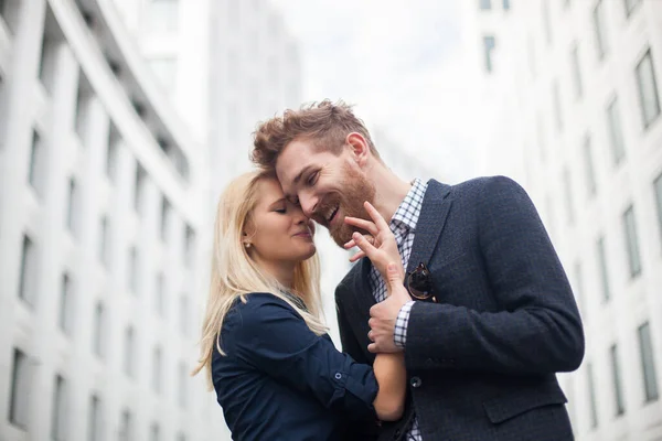 Mann und Frau auf dem Hintergrund des weißen Gebäudes. Ein verliebtes Paar — Stockfoto