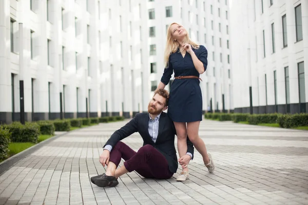 Jovem casal homem e mulher no fundo do prédio de escritórios — Fotografia de Stock