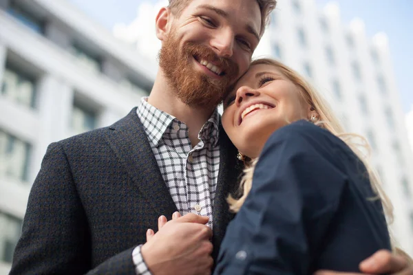 Feliz casal jovem atraente para compartilhar uma boa piada, rindo em voz alta, abraçando uns aos outros ao ar livre em ambiente urbano. — Fotografia de Stock