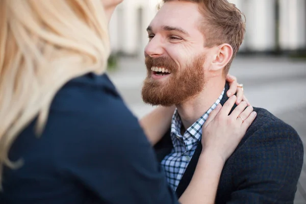 Sakallı adam gülüyor, kadınına sarılıyor.. — Stok fotoğraf