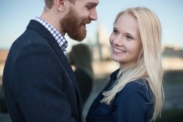 Bir erkek ve bir kadın birbirlerine gülümsüyorlar.. — Stok fotoğraf