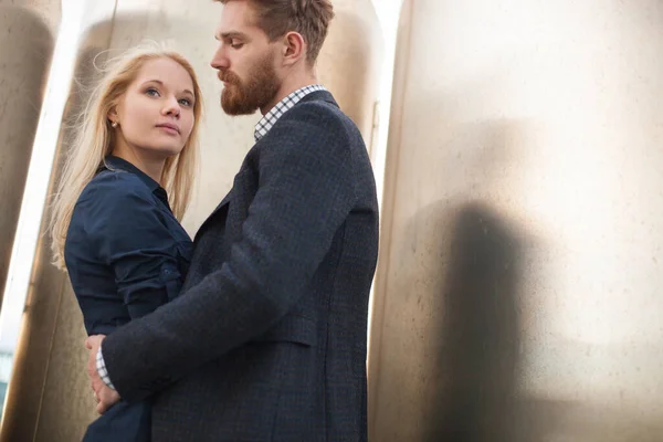 Mann und Frau posieren vor den großen Metallrohren. — Stockfoto