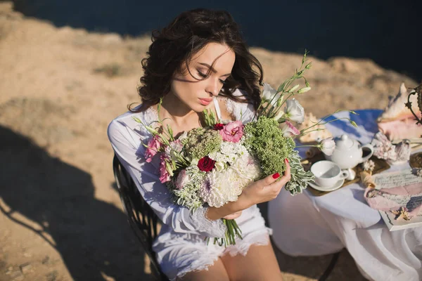 ランジェリー姿の花嫁。ブライダル花束を持っています。花嫁の料金、花嫁の朝 — ストック写真